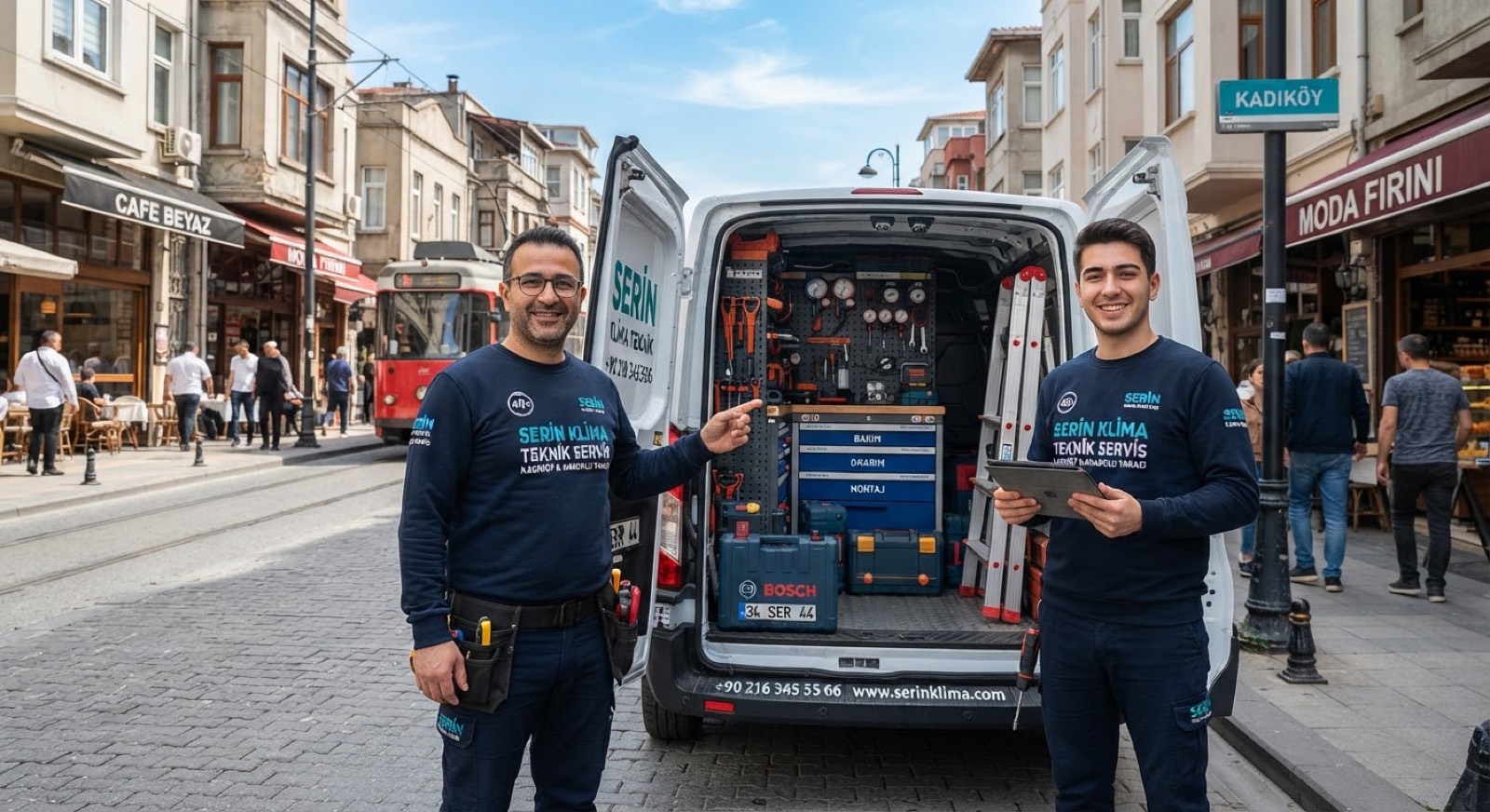 Servis aracının önünde teknisyen ekibi